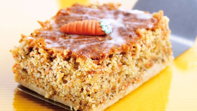 Angerichteter Karottenkuchen 