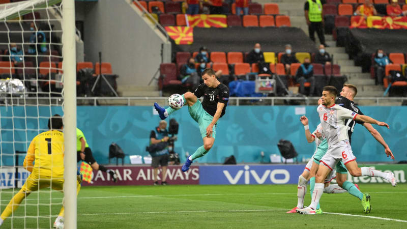 Stefan Lainer bei seinem Treffer zum 1:0 gegen Nordmazedonien bei der EM 2021. Stefan Lainer erzielt dads 1:0 für Österreich gegen Nordmazedonien bei der EM 2021.