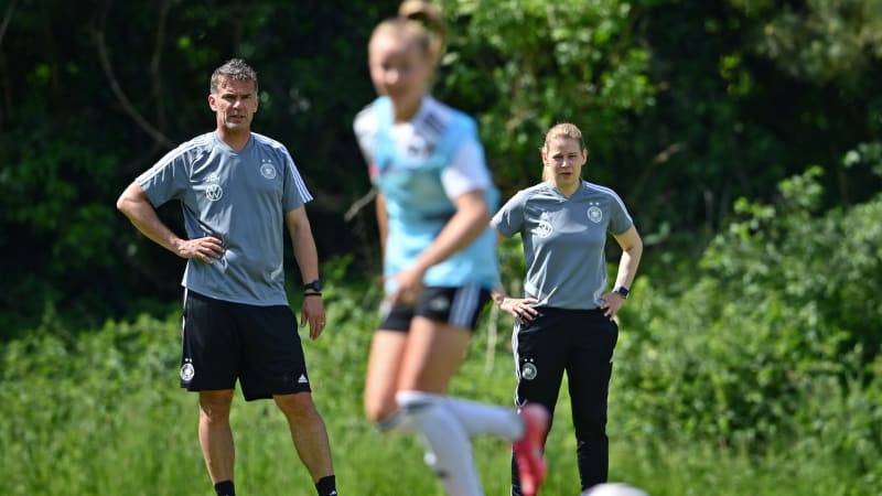 Eine Junioren-Nationalspielerin wird im Training von ihrem Trainer und ihrer Trainerin beobachtet.