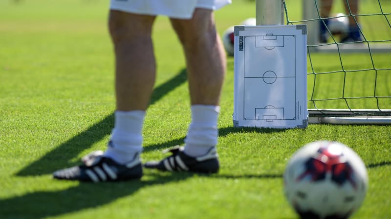Aufnahmeprüfverfahren. © 2019 Getty Images Ein Fußball und eine Taktiktafel auf dem Trainingsplatz
