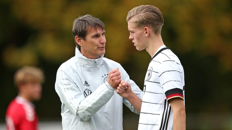 Michael Prus beglückwünscht nach dem Spiel seinen Kapitän.