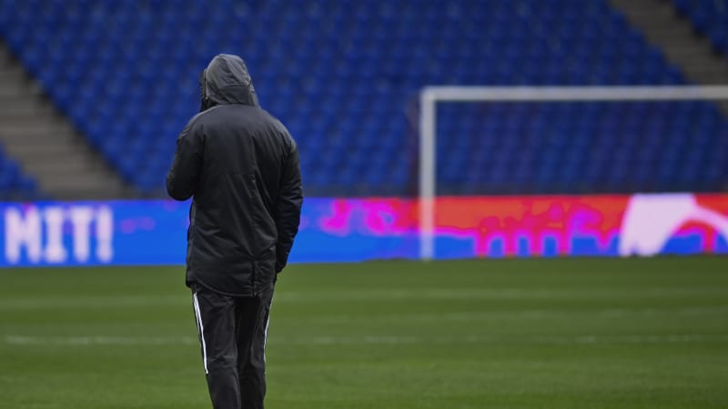 Symbolfoto: Ein nachdenklicher Fussballspieler vor dem Spiel. © IMAGO / Pius Koller 2022 Symbolfoto: Ein nachdenklicher Fussballspieler vor dem Spiel.