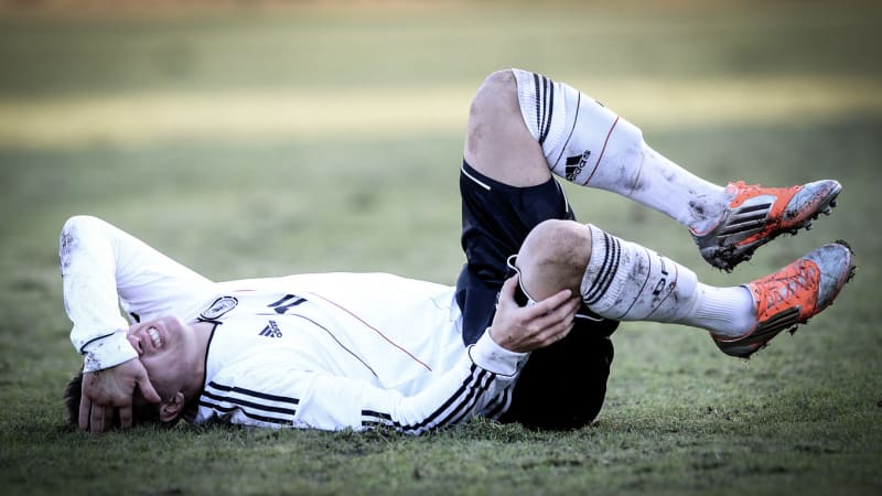 Junge Talente, die sich am vorderen Kreuzband verletzen, müssen ihren Traum vom Profifußball nicht begraben. © 2012 Getty Images / Michael Kienzler Ein Jugendnationalspieler liegt verletzt am Boden.
