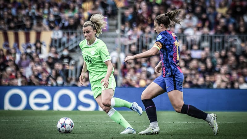 Lena Lattwein vom VfL Wolfsburg und Alexia Putellas vom FC Barcelona in Aktion während des UEFA Women's Champions League-Spiels im Camp Nou. © 2022 IMAGO / ZUMA Wire Lena Lattwein vom VfL Wolfsburg und Alexia Putellas vom FC Barcelona in Aktion während des UEFA Women's Champions League-Spiels im Camp Nou.