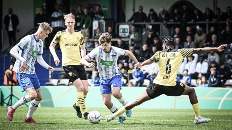 Zweikampfszene aus dem Finale der deutschen Meisterschaft zwischen Hertha BSC und Borussia Dortmund. © 2022 IMAGO / Matthias Koch Zweikampfszene aus dem Finale der deutschen Meisterschaft zwischen Hertha BSC und Borussia Dortmund.