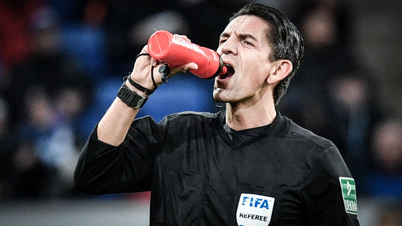 Schiedsrichter Deniz Aytekin nimmt während einer Unterbrechung im Spiel TSG 1899 Hoffenheim und Bayer Leverkusen Flüssigkeit zu sich. © 2020 IMAGO / Michael Weber Schiedsrichter Deniz Aytekin nimmt während einer Unterbrechung im Spiel TSG 1899 Hoffenheim und Bayer Leverkusen Flüssigkeit zu sich.