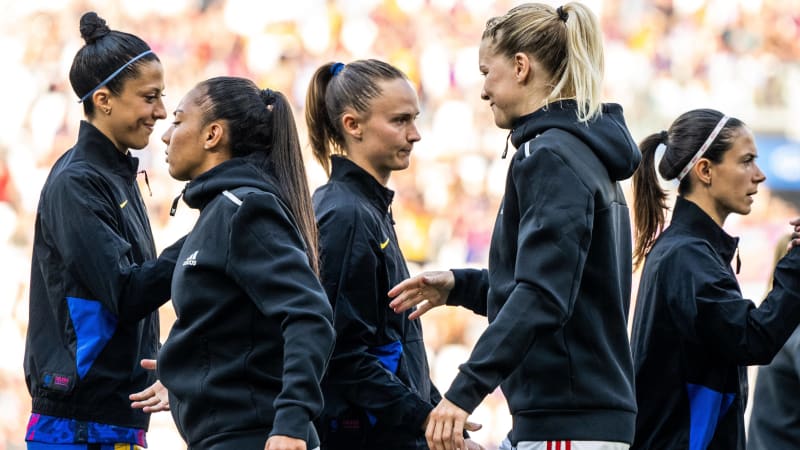 Handshakes unmittelbar vor dem großen Champions League-Finale zwischen dem FC Barcelona und Olympique Lyon. © 2022 IMAGO / Bildbyran Handshakes unmittelbar vor dem großen Champions League-Finale zwischen dem FC Barcelona und Olympique Lyon.