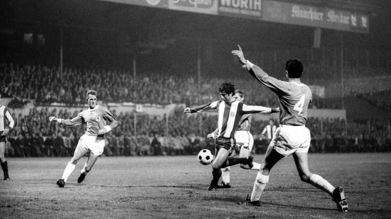 Gerd Müller beim Torabschluss.