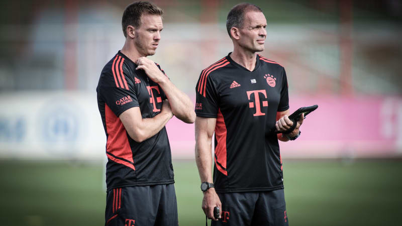 Trainer Julian Nagelsmann im Austausch mit Dr. Holger Broich, seines Zeichens Wissenschaftlicher Leiter & Leiter Fitness beim FC Bayern.