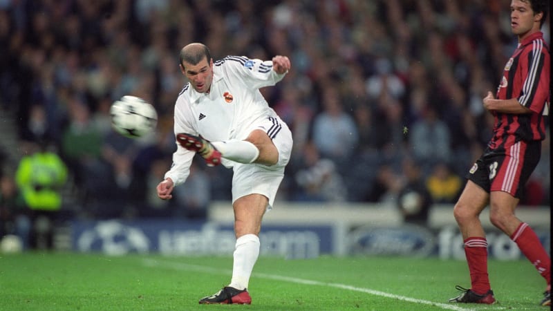 Zidane beim Torschuss im CL-Finale 2002 gegen Bayer Leverkusen.