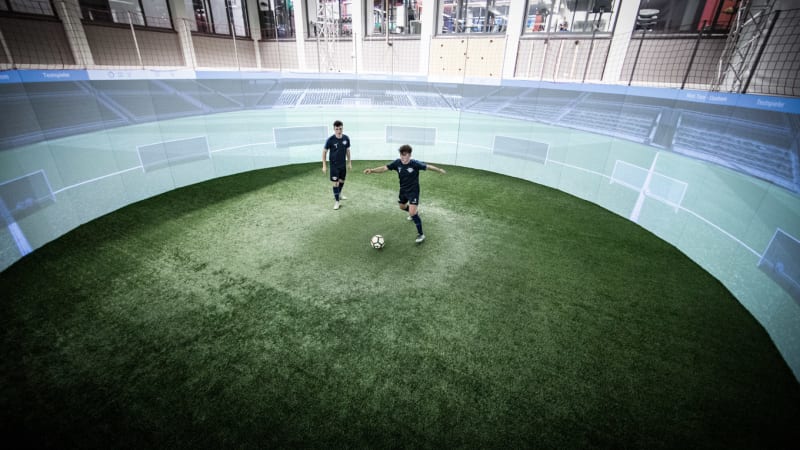 Joscha Wosz und Alessandro Schulz, Nachwuchsspieler von RB Leipzig, während einer Trainingseinheit mit dem 'soccer bot 360'.