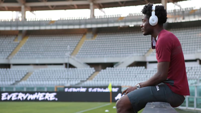 Der nigerianische Verteidiger Temitayo Ola Aina vom FC Turin vor dem Serie-A-Spiel im Stadio Grande Torino. © 2020 IMAGO Der nigerianische Verteidiger Temitayo Ola Aina vom FC Turin vor dem Serie-A-Spiel im Stadio Grande Torino.