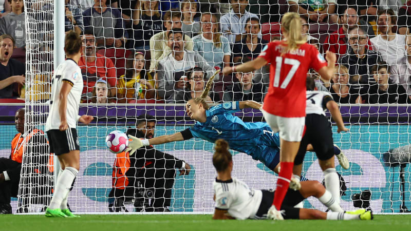 DFB-Nationaltorhüterin Merle Frohms rettet gegen Österreichs Sarah Puntigam während der UEFA-Frauen-Europameisterschaft.