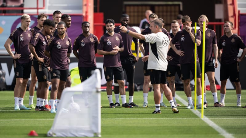 Bundestrainer Hansi Flick bringt seinem Team die folgende Spielform näher.