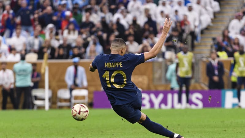 Lusail Stadium Kylian Mbappe of France scores a goal 2-2 during a match between Argentina vs France valid for the 2022 FIFA World Cup, WM, Weltmeisterschaft, Fussball final held at Lusail International Stadium, AD, Qatar 