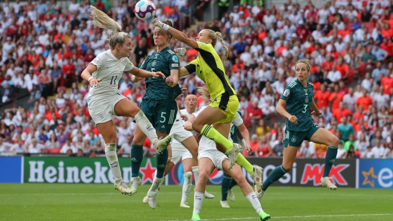 Merle Frohms mit einer Faustabwehr im Finalspiel gegen England. © 2022 IMAGO / Sportimage Merle Frohms mit einer Faustabwehr im Finalspiel gegen England.