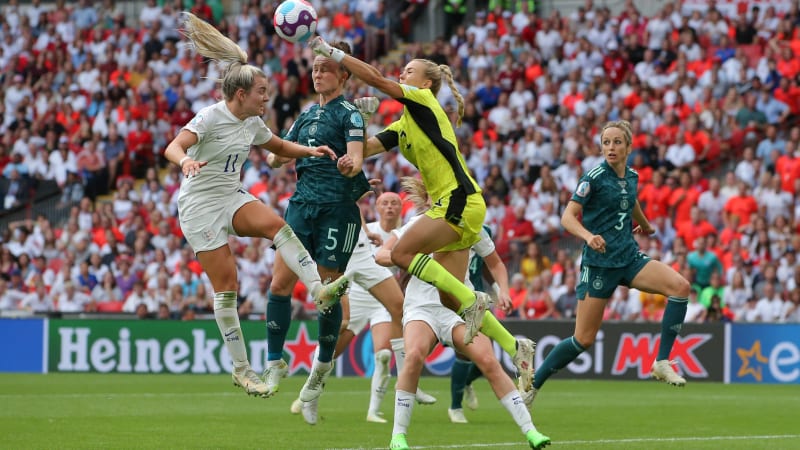 Merle Frohms mit einer Faustabwehr im Finalspiel gegen England.