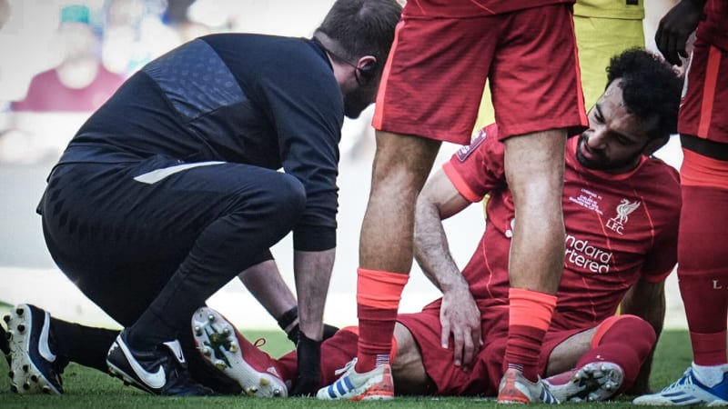 Liverpools Mohamed Salah muss mit einer Leistenverletzung vom Platz.