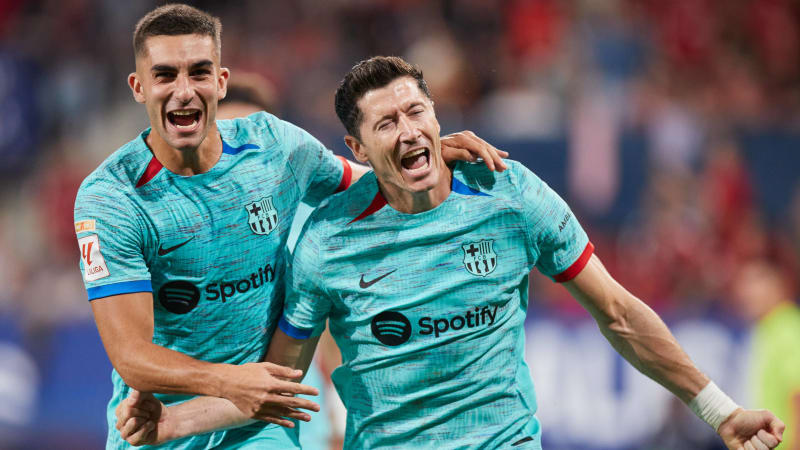 Robert Lewandowski und Ferran Torres bejubeln ihren Treffer im LaLiga-Spiel FC Barcelona gegen CA Osasuna.