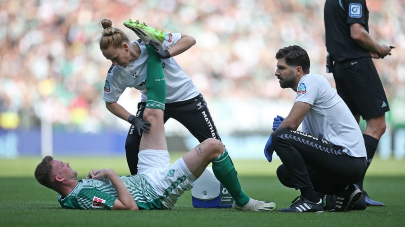 Angreifer Marvin Ducksch wird nach einer Verletzung während des Bundesligaspiels zwischen dem SV Werder Bremen und dem 1. FSV Mainz 05 medizinisch behandelt. © 2023 Cathrin Mueller / Getty Images Angreifer Marvin Ducksch wird nach einer Verletzung während des Bundesligaspiels zwischen dem SV Werder Bremen und dem 1. FSV Mainz 05 medizinisch behandelt.
