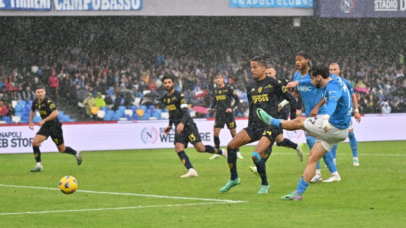 Kvaratskhelia vom SSC Neapel flankt den Ball. Kvaratskhelia vom SSC Neapel bei einer Flanke.