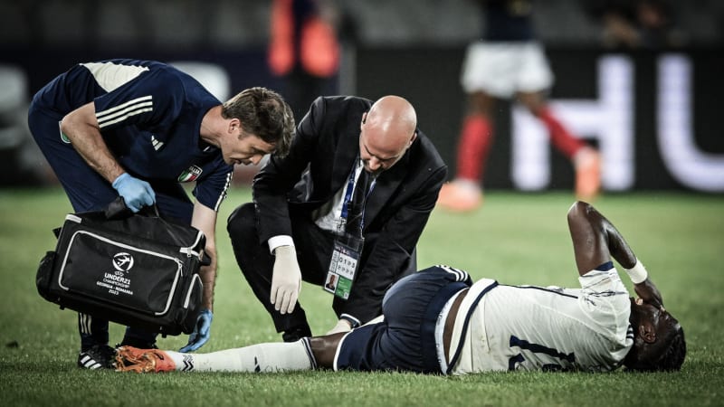 Eine Übersicht zeigt die verwendeten Feldtests zur neuromuskulären Kontrolle bei Nachwuchsspieler*innen.