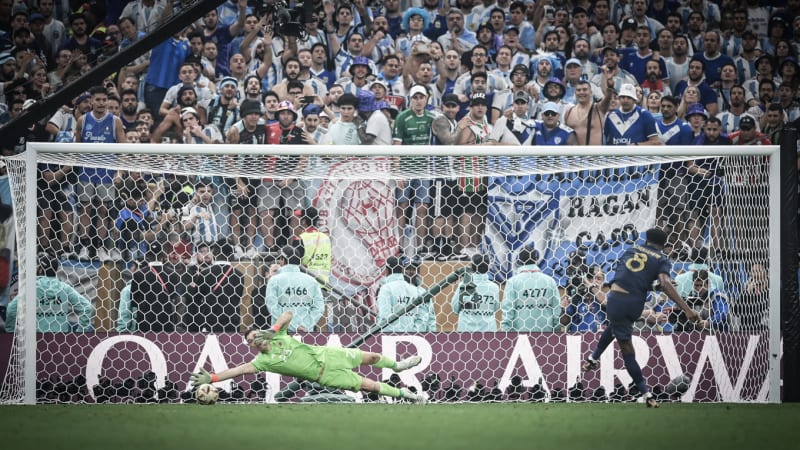 WM-Finale 2022: Aurélien Tchouaméni (Frankreich) verschießt den dritten Elfmeter gegen Emiliano Martínez (Argentinien). ©2022 Getty Images/Dan Mullan WM-Finale 2022: Aurélien Tchouaméni (Frankreich) verschießt den dritten Elfmeter gegen Emiliano Martínez (Argentinien).