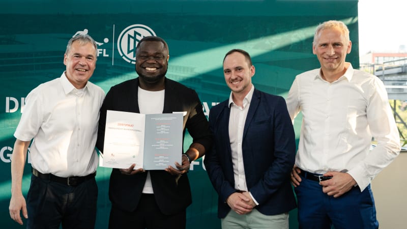DFL-DFB- Zertifikat Management im Profifussball Jahrgang 2022. Uebergabe der Pro-Trainerlizenzen an Lehrgangsteilnehmer:Innen des DFB-Trainerlehrgangs, DFB-Akademie, Jahrgang 2022, Andreas Rettig ( Geschaeftsfuehrer Sport der DFB GmbH & Co. KG), Ansgar Schwenken ( DFL-Direktor Spielbetrieb & Fans), Bernd Baumbach ( DFB- Bildungsmanager / Lehrgangsleiter DFL/DFB-Zertifikat Management im Profifußball), Gerald Asamoah ( FC Schalke 04), Oosten, Frankfurt am Main, 13.05.2024, Fotos: Liam S.Curtis Mbella Ngom/DFB.