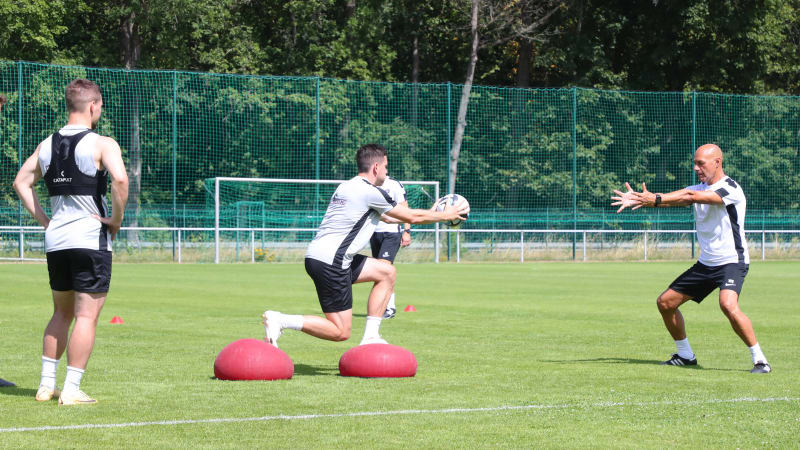 Erzgebirge Aues Fitnesstrainer Werner Schoupa beim individuellen Training mit zwei Spielern.