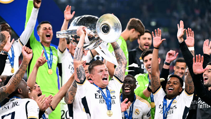Real Madrids Toni Kroos jubelt mit der Trophäe. © 2024 IMAGO / Uwe Kraft Real Madrids Toni Kroos jubelt mit der Trophäe.