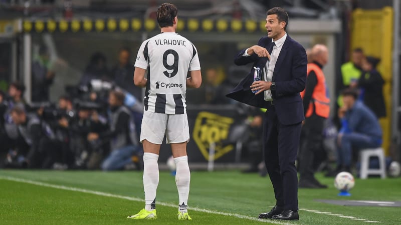 FC Internazionale v Juventus - Serie A Dusan Vlahovic talks with Juventus head coach Thiago Motta during the Serie A mat Thiago Motta im Gespräch mit Dusan Vlahovic.