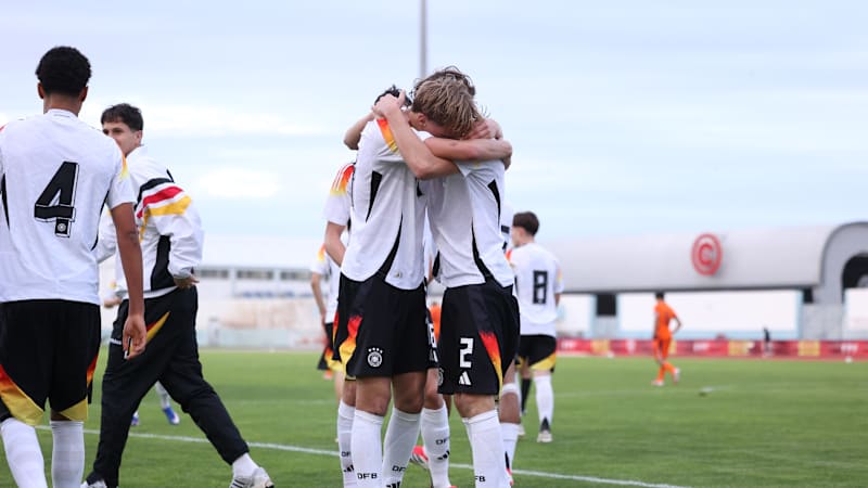 Jonas Berkhoff und Milo Barde nach seinem Tor zum 4:4.DFB U16-Junioren, Tournament Niederlande vs. Deutschland, Complexo Desportivo in Vila Real de Santo Antonio, 12.02.2026Foto: Rafael Roman/picture alliance/DFB