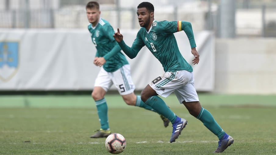 Ein deutscher Jugendnationalspieler in Aktion © 2019 Getty Images Manuel Mbom (Deutschland) dribbelt dribbelt während des Spiel zwischen der U 19 Ungarns und der U 19 Deutschlands mit dem Ball.