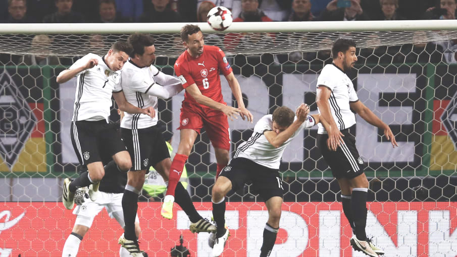 Deutsche Nationalmannschaft - Kopfball nach einem Eckstoß © 2016 Getty Images Der tschechische Nationalspieler Tomas Sivok und die deutschen Nationalspieler Julian Draxler, Mats Hummels, Thomas Mueller und Sami Khedira springen zum Ball, um einen Kopfball zu spielen. (Photo by Alex Grimm/Bongarts/Getty Images)