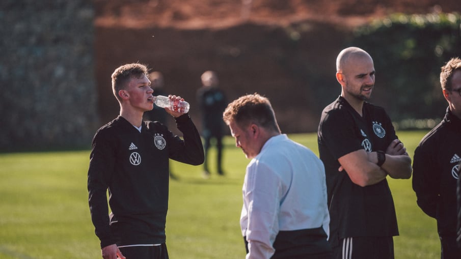 U-Nationalspieler trinkt Wasser © 2018 Philipp Reinhard Ein Spieler einer deutschen U-Nationalmannschaft trinkt während einer Trainingspause Wasser am Spielfeldrand.