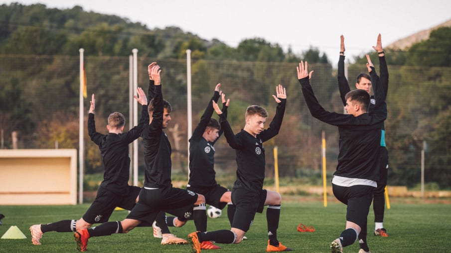 Aktives Stretching bei der U16- Nationalmannschaft © Philipp Reinhard, 2018