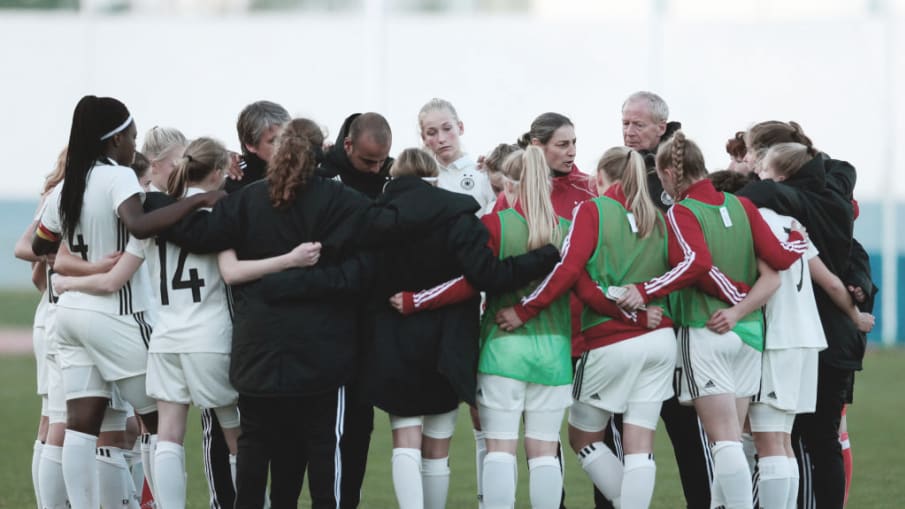 U-16 Nationalteam bespricht sich nach einem Spiel © 2019 Getty Images Das weibliche U-16 Nationalteam Deutschlands steht nach einem Spiel in einem Kreis zusammen. Alle Beteiligten haben den Arm um den Nebenmann gelegt und hören der sprechenden Spielerin zu. (Photo by Ricardo Nascimento/Getty Images)