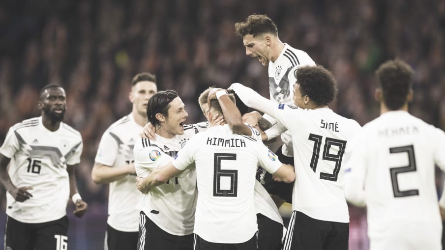 Das deutsche Team freut sich gemeinsam über ein Tor © 2019 imago images / Moritz Müller Einige Spieler der deutschen Nationalmannschaft freuen sich gemeinsam über ein geschossenes Tor.