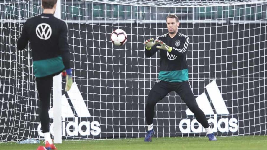 Manuel Neuer und Kevin Trapp beim Training © 2019 Getty Images Die beiden Nationaltorhüter Manuel Neuer und Kevin Trapp beim Training. Trapp schießt den Ball und Neuer fängt ihn im Tor. (Photo by Ronny Hartmann/Bongarts/Getty Images)