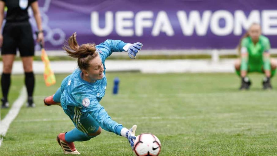 Pauline Nelles pariert einen Elfmeter © 2019 Getty Images Die deutsche U 17 Torhüterin Pauline Nelles pariert einen Elfmeter bei der U 17 EURO.