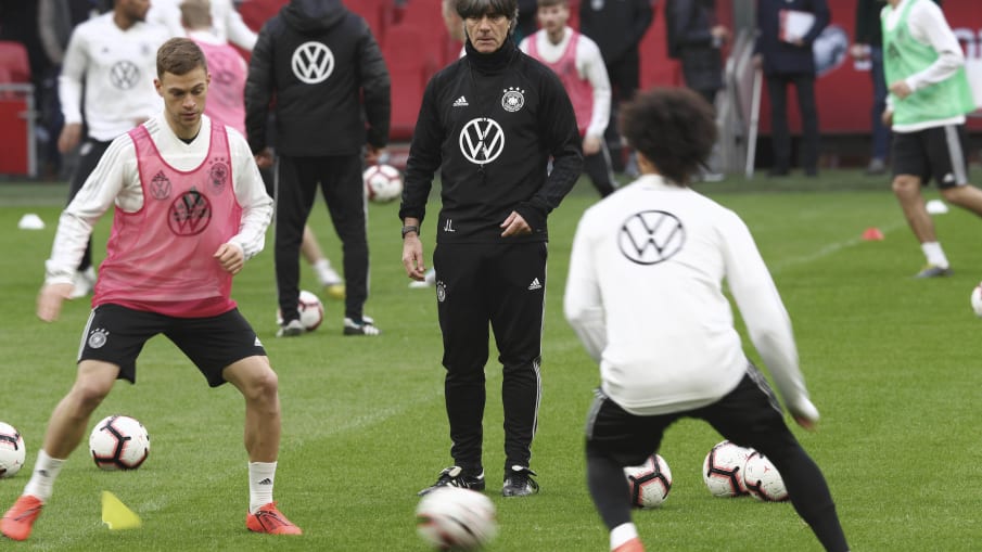 Trainingseinheit der A-Nationalmannschaft © 2019 Getty Images Joachim Löw beobachtet eine Trainingseinheit der deutschen Mannschaft vor dem Spiel gegen die Niederlande. Im Vordergrund sind Josuha Kimmich und Leroy Sané in einer Kleinfeldspielform in Aktion.