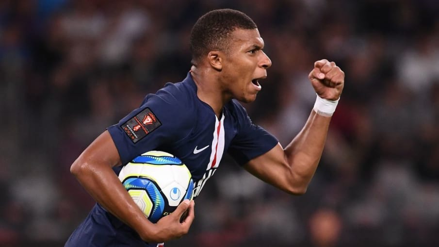 Paris Saint-Germains Angreifer Kylian Mbappe bejubelt seinen Ausgleichstreffer © 2019 Franck Fife/AFP/Getty Images Paris Saint-Germains Angreifer Kylian Mbappe bejubelt seinen Ausgleichstreffer im Supercup-Spiel gegen Stade Rennes. © 2019 Franck Fife/AFP/Getty Images