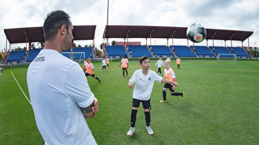 DFB-Akademie Elite Youth Soccer Camps in Florida © 2018 Getty Images Alexander Nouri beobachtet eine Teilnehmergruppe während des athletes DFB Elite Youth Soccer Camps in Fort Lauderdale, Florida.