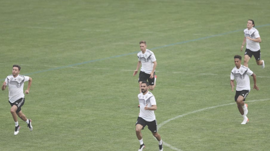 Training der deutschen Nationalmannschaft - Warm-up © 2019 Getty Images Spieler der deutschen Nationalmannschaft wärmen sich während einer Trainingseinheit auf.