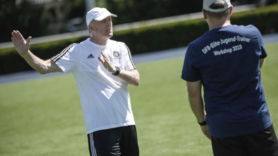 Ralf Peter bei einem Workshop der DFB-Elite-Jugend-Lizenz © 2019 Getty Images Ralfe Peter spricht mit einem Teilnehmer des Workshops für die DFB-Elite-Jugend-Lizenz.