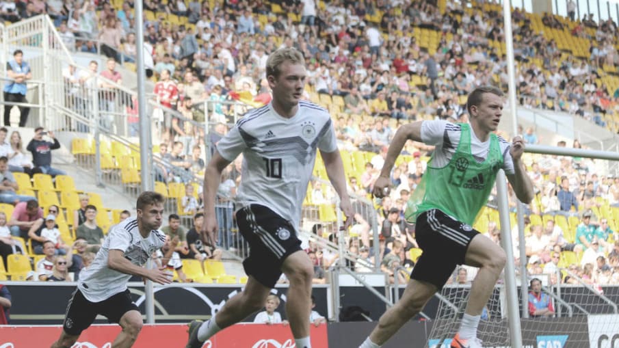 Warm-up der deutschen Nationalmannschaft © 2019 Getty Images Joshua Kimmich, Julian Brandt und Lukas Klostermann wärmen sich vor einem Testpiel auf.