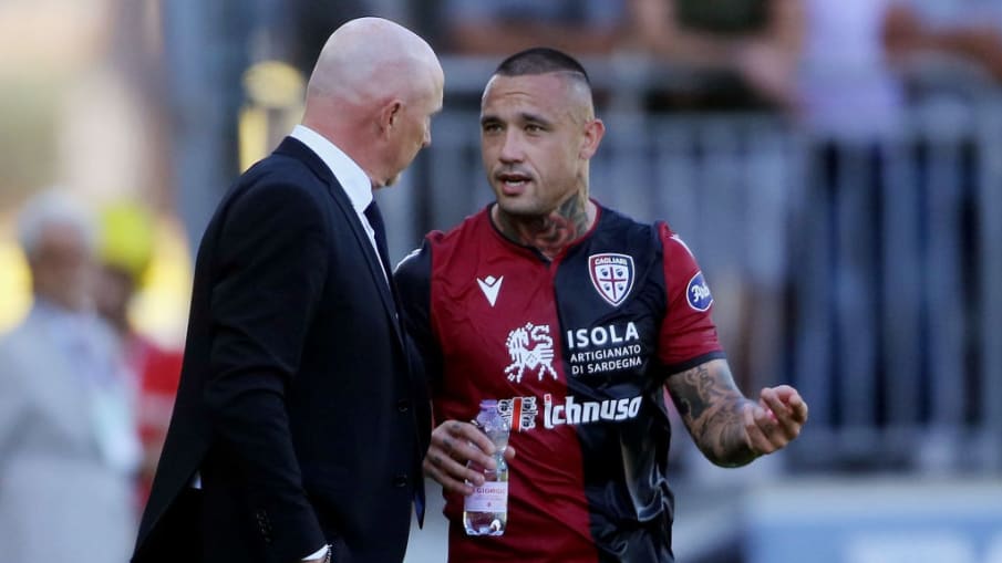 Rolando Maran and Radja Nainggolan diskutieren © 2019 Enrico Locci/Getty Images Rolando Maran and Radja Nainggolan diskutieren beim Serie A Spiel zwischen Cagliari Calcio and SPAL. © 2019 Enrico Locci/Getty Images
