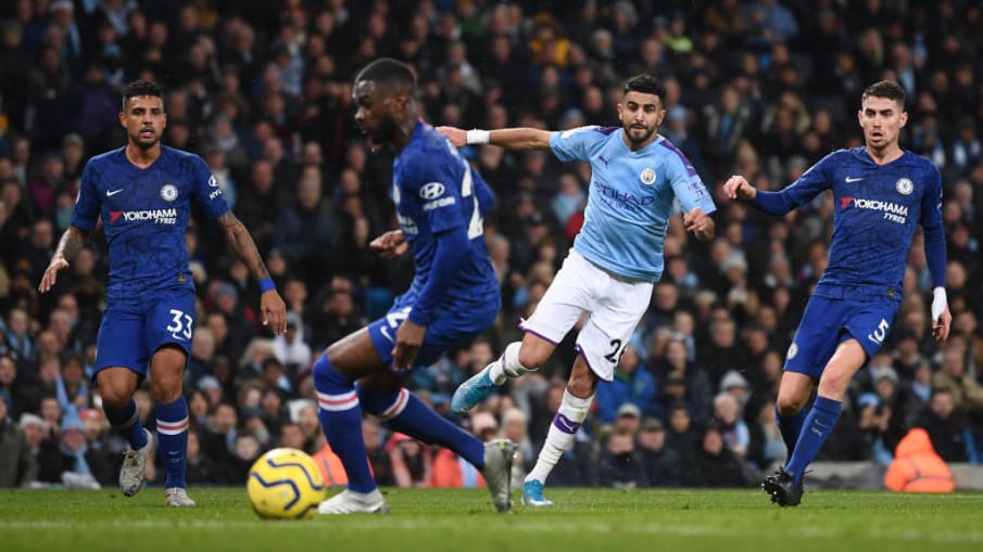 Riyad Mahrez erzielt ein Tor gegen den FC Chelsea © 2019 Manchester City FC/Manchester City FC via Getty Images Riyad Mahrez setzt sich gegen drei Spieler durch und erzielt das 2:1 im Premier League Spiel Manchester City und FC Chelsea © 2019 Manchester City FC/Manchester City FC via Getty Images