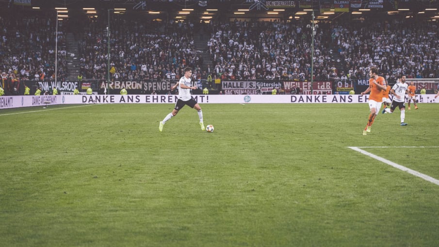 Kai Havertz am Ball © 2019 Philipp Reinhard Kai Havertz (Deutschland) läuft mit Ball auf einen niederländischen Gegenspieler zu.