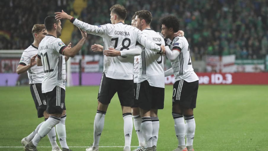 Serge Gnabry und Kai Havertz Umarmung © Philipp Reinhardt 2019 Serge Gnabry und Kai Havertz Umarmung © Philipp Reinhardt 2019